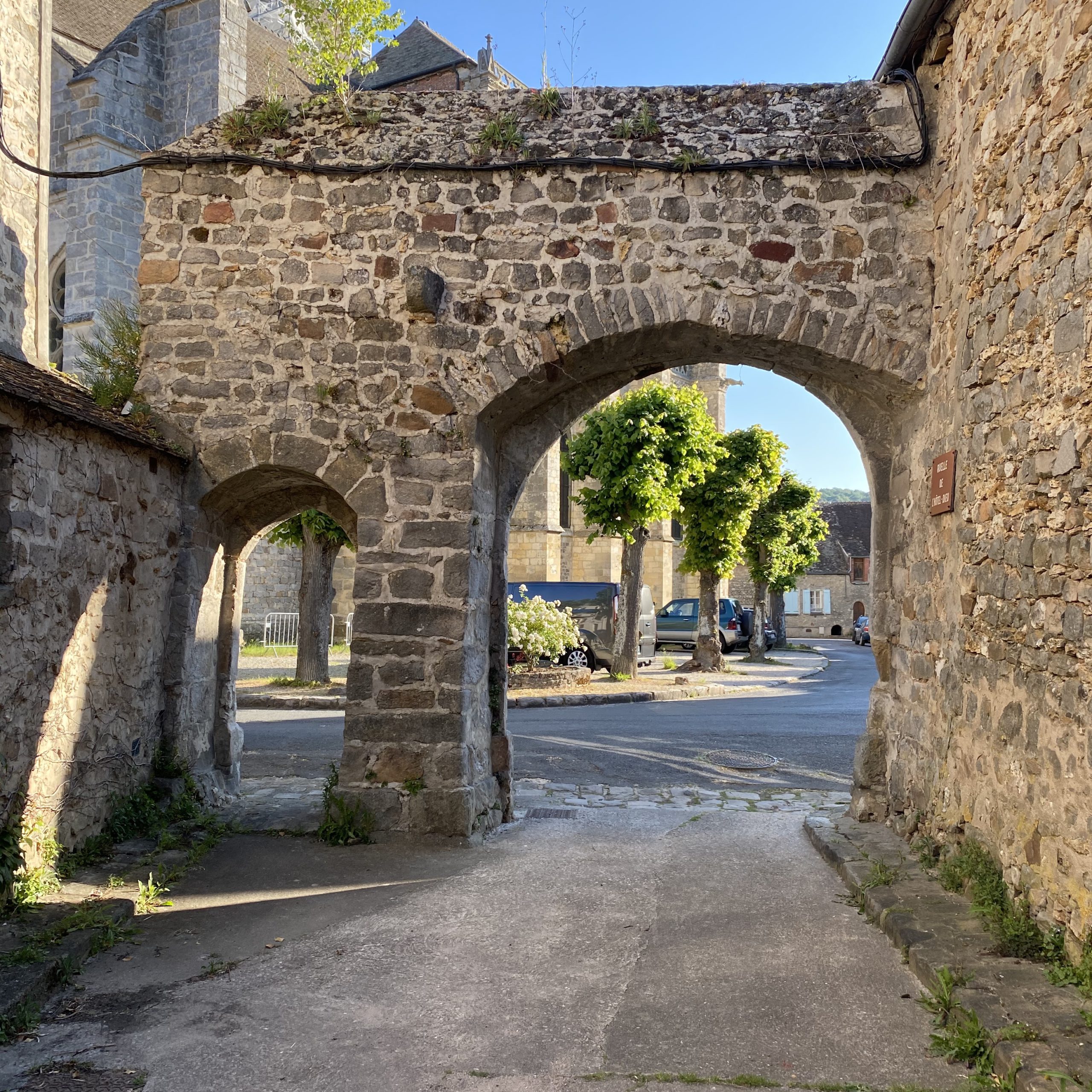 SaintSulpicedeFavieres et son église gothique datant du treizième siècle
