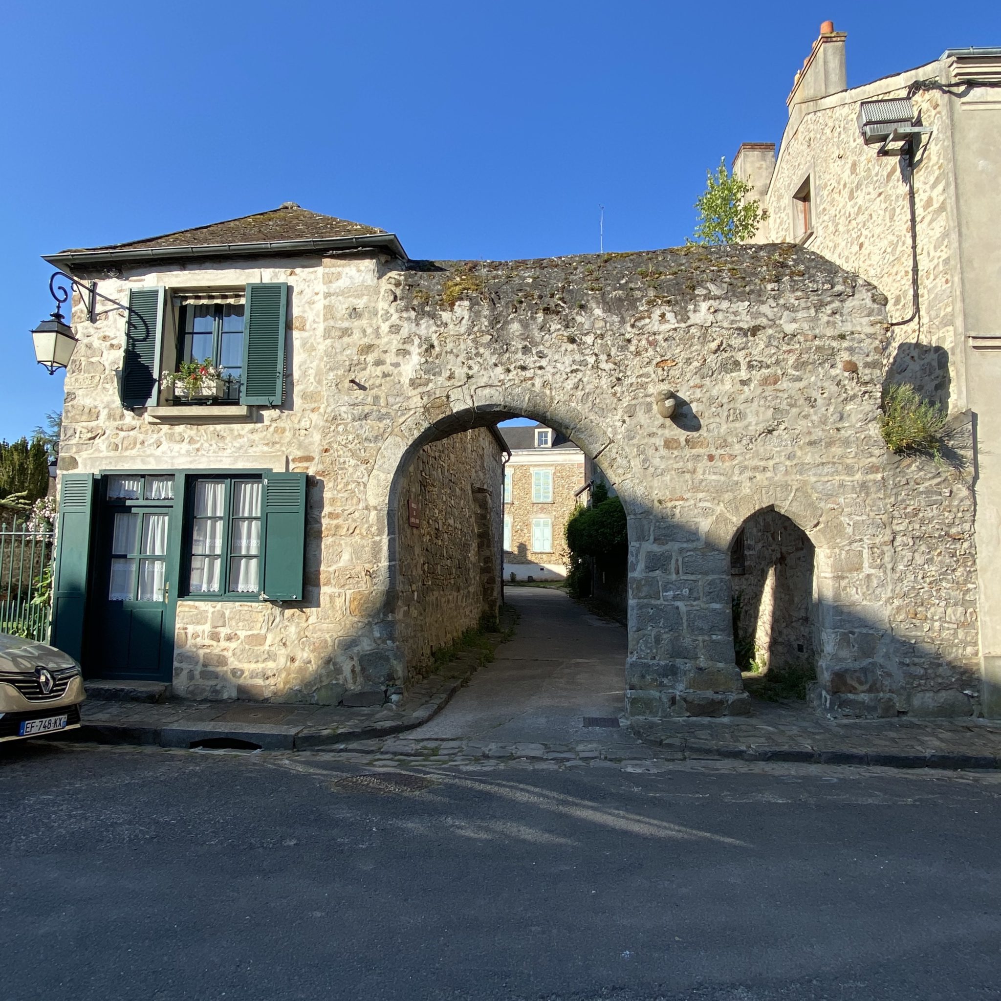 SaintSulpicedeFavieres et son église gothique datant du treizième siècle