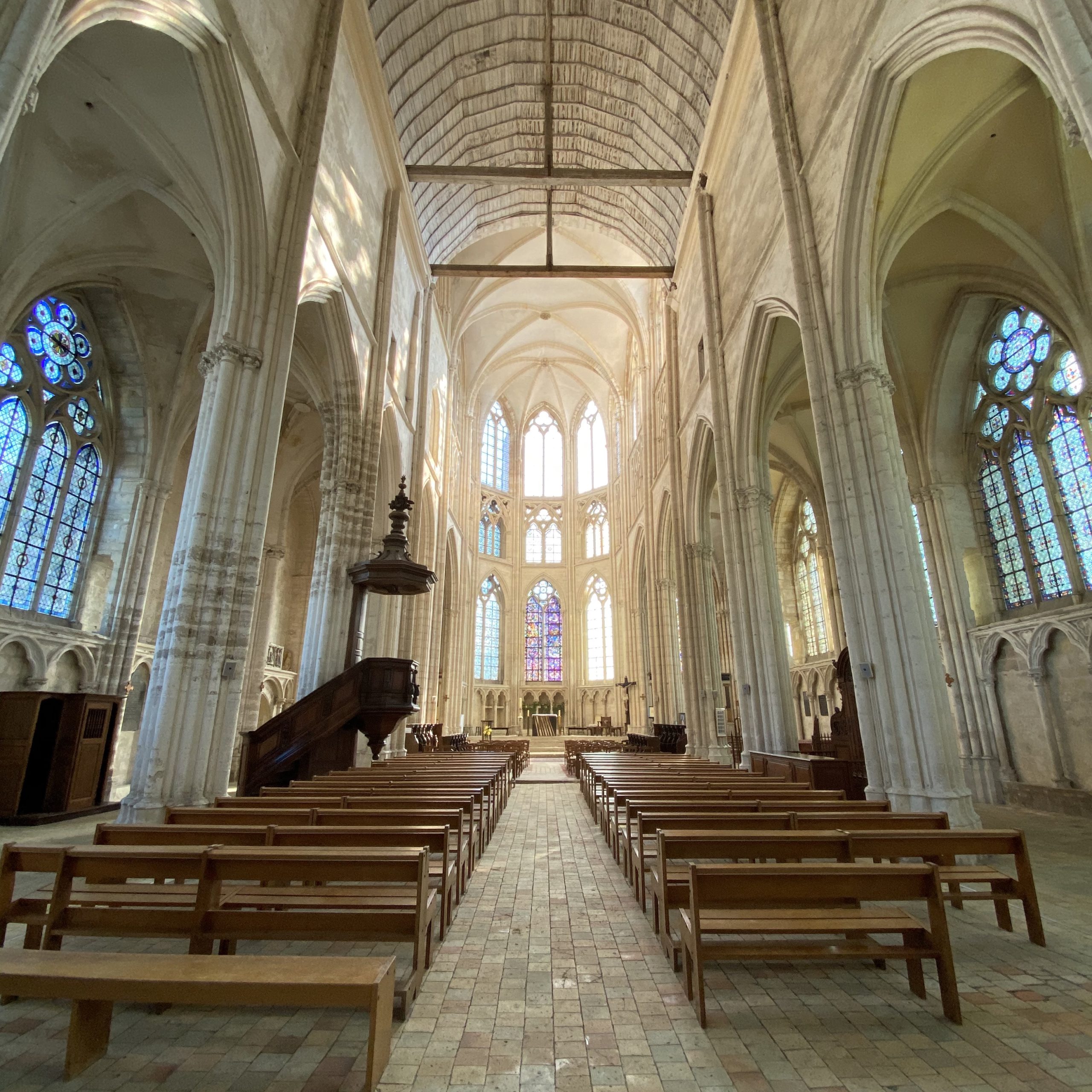 SaintSulpicedeFavieres et son église gothique datant du treizième siècle