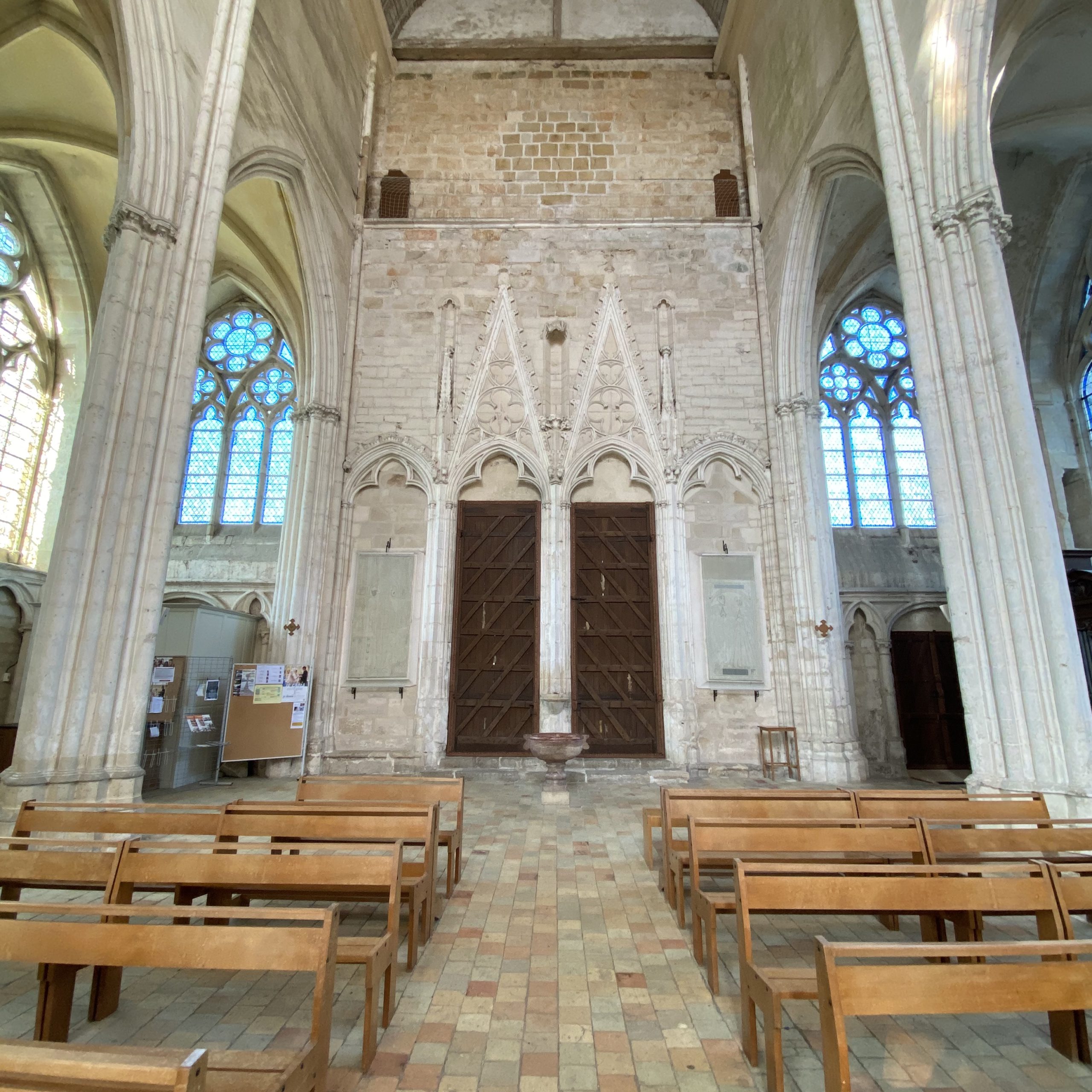 SaintSulpicedeFavieres et son église gothique datant du treizième siècle